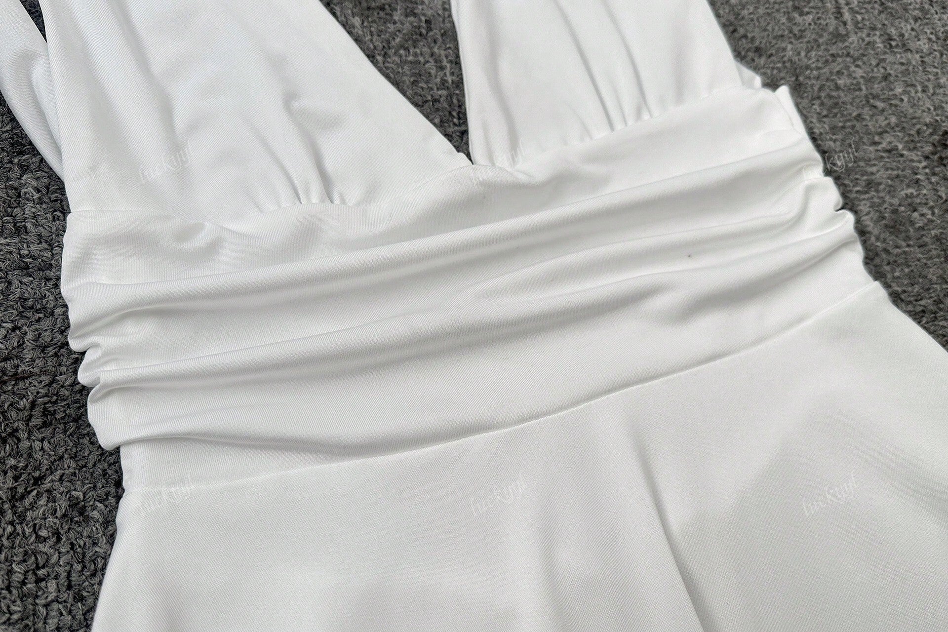 Minidress met halternek en skater-snit – Figuuraccentuerend & Vrouwelijk