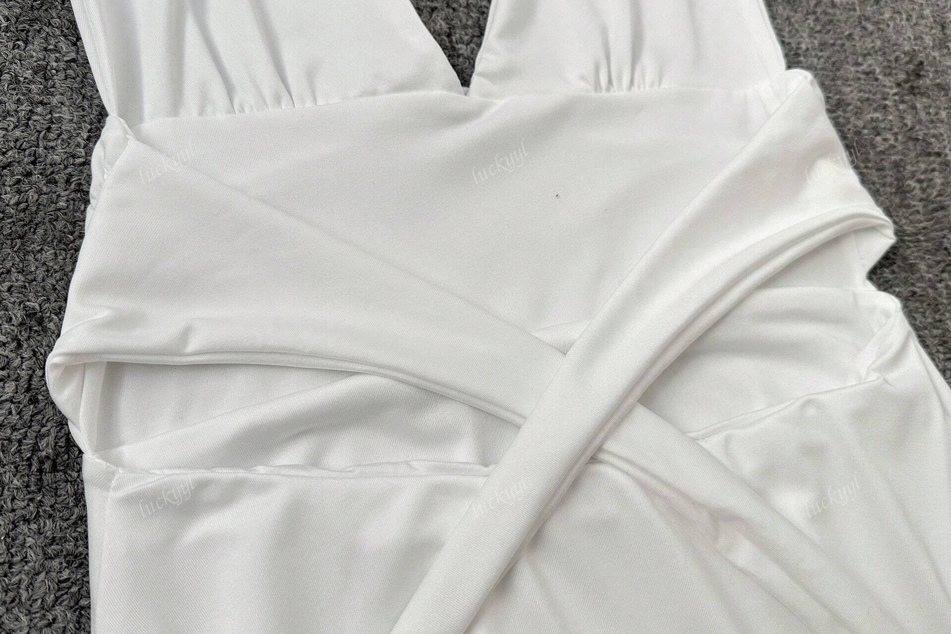 Minidress met halternek en skater-snit – Figuuraccentuerend & Vrouwelijk