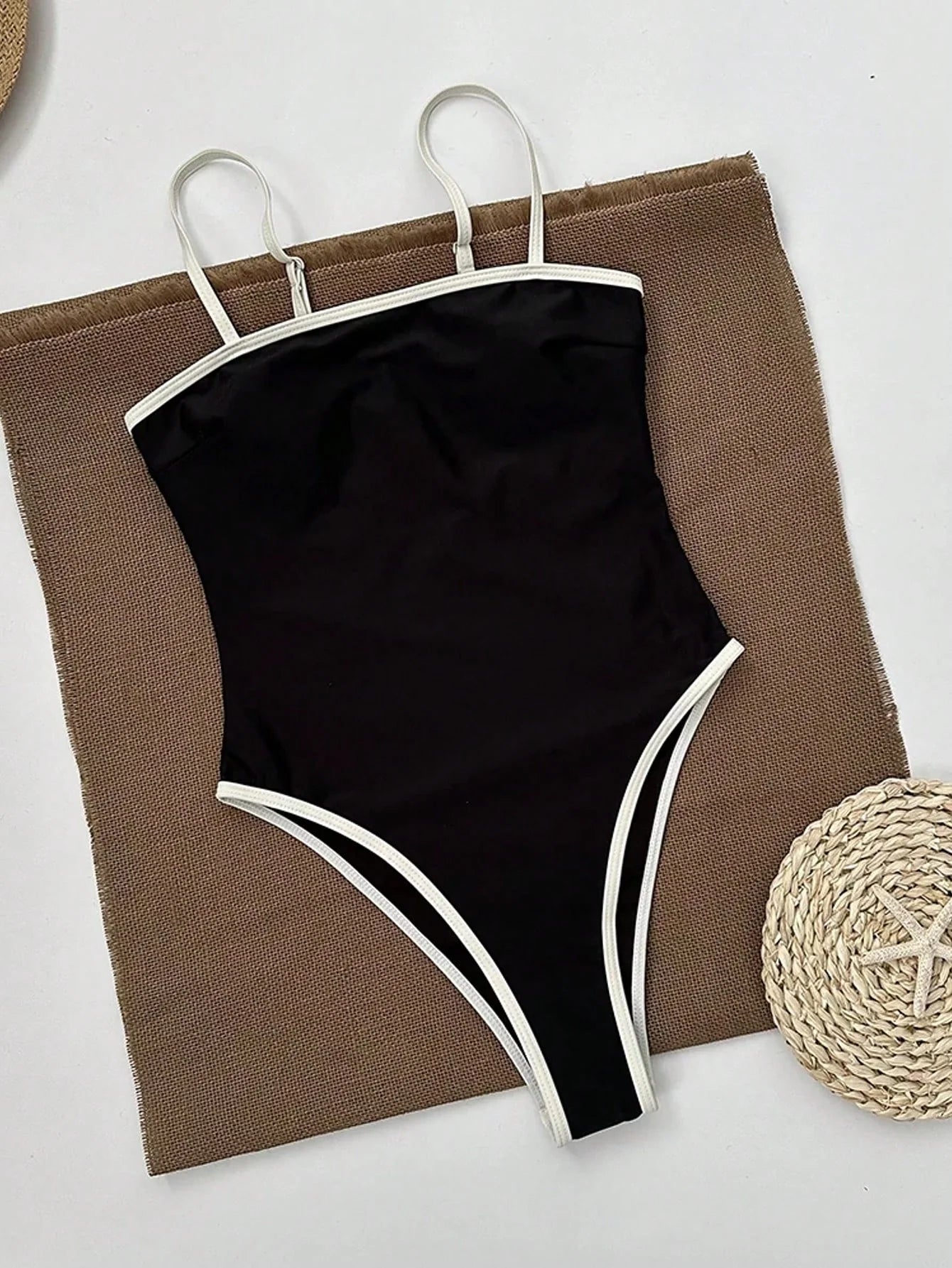 Elegante Dames Badpak Zwart – Eénstuk met hoge beenuitsnijding & stijlvolle contrastdetails