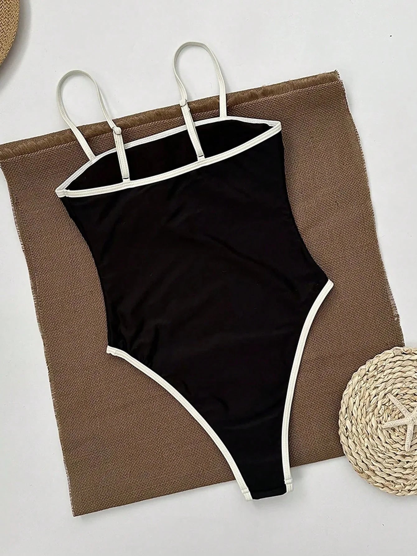 Elegante Dames Badpak Zwart – Eénstuk met hoge beenuitsnijding & stijlvolle contrastdetails