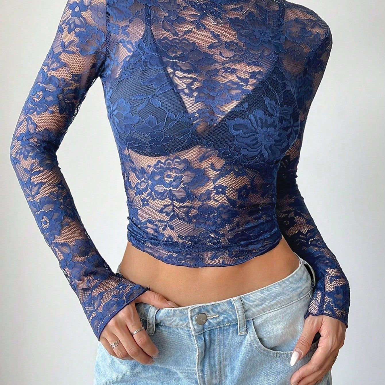 Geknipte kanten blouse met lange mouwen – Sexy, Transparant & Vrouwelijk