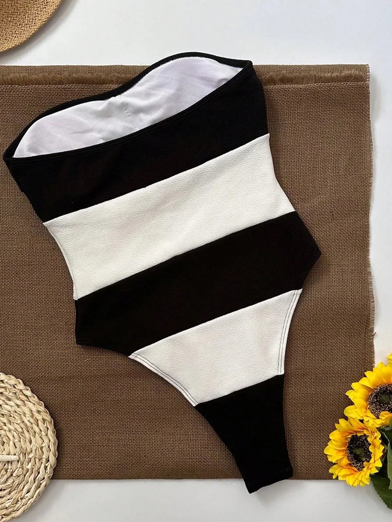 Schouderloze jumpsuit met contraststrepen & hoge beenuitsnijding