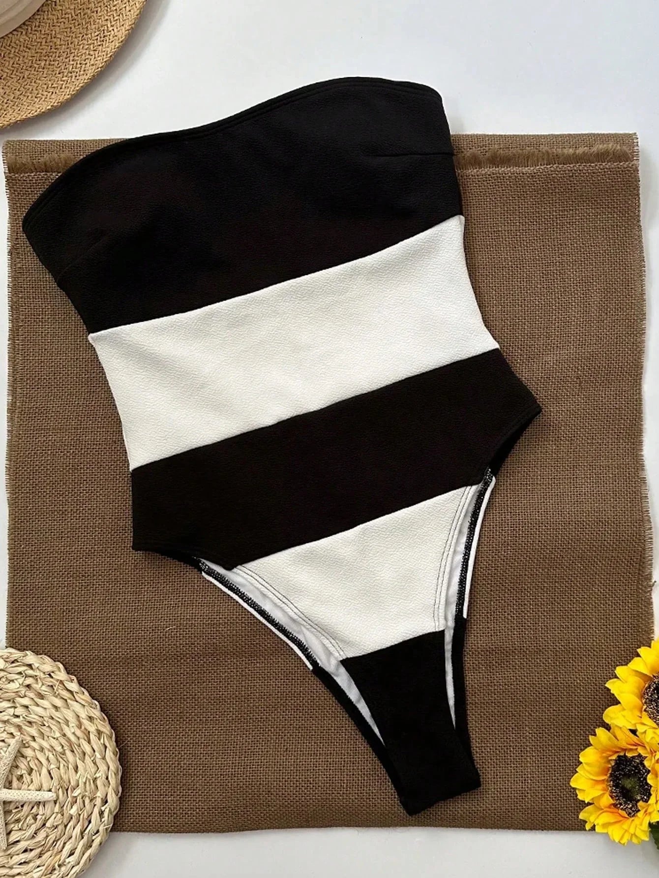 Schouderloze jumpsuit met contraststrepen & hoge beenuitsnijding