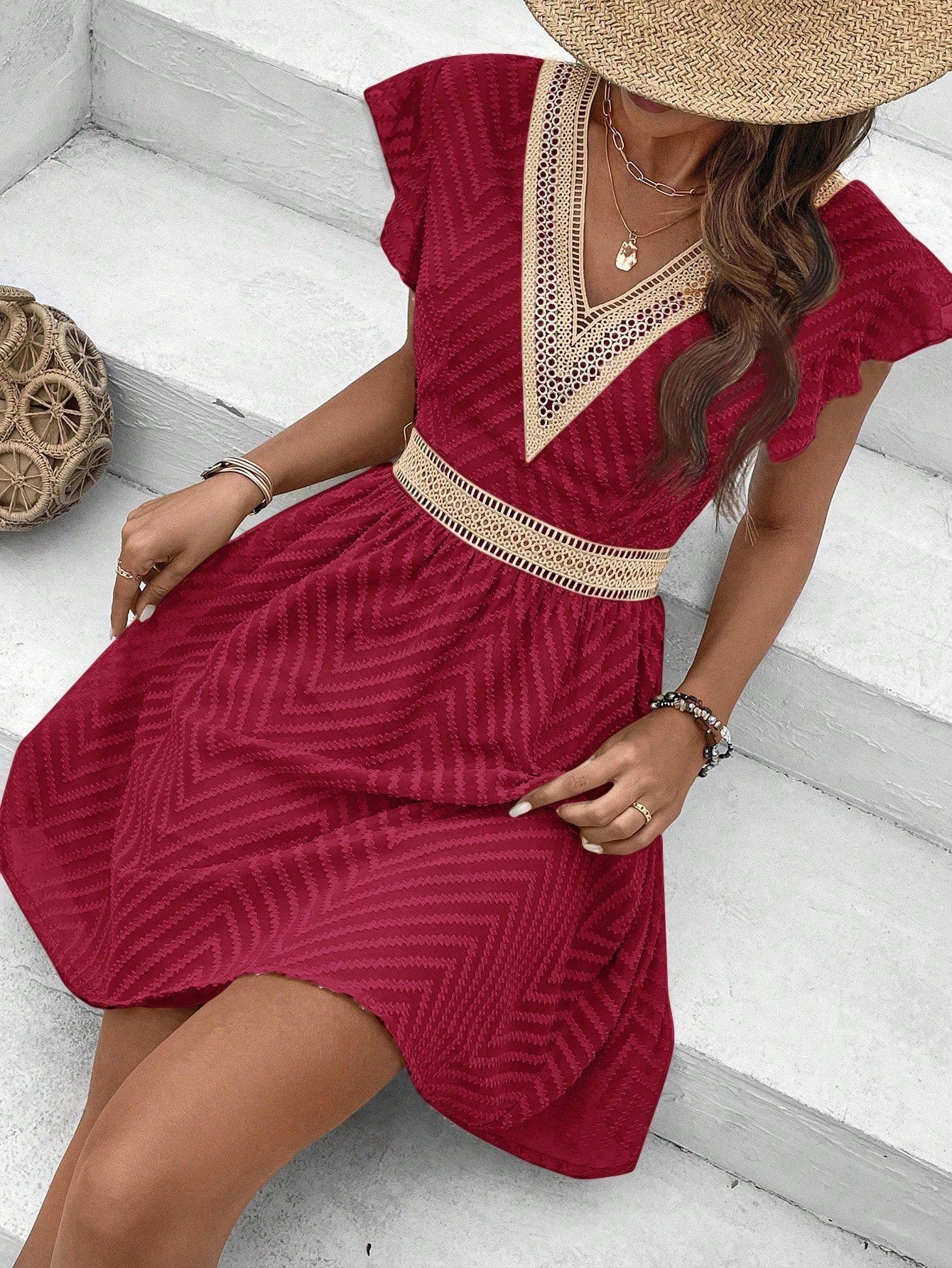 Zomerkleed met V-hals & Haakrand – Luchtig Korte Mouwen Kleed met Tailleband