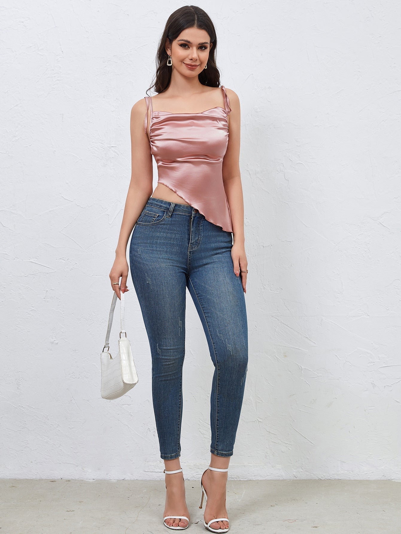 Erika | Korte roze satijnen top met asymmetrisch ontwerp en vetersluiting
