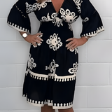 Elegante jurk met patroon en V-hals – perfect voor elke gelegenheid