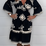 Elegante jurk met patroon en V-hals – perfect voor elke gelegenheid