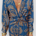 Elegante midi-jurk met twist-detail en bloemmotief – Tijdloos en stijlvol