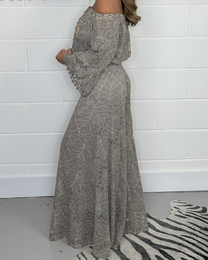 Off-shoulder kantjurk met een ruime snit – Boho-chic ontmoet elegantie