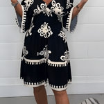 Elegante jurk met patroon en V-hals – perfect voor elke gelegenheid