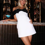 Eloise | Witte Minidress met Zwarte Strik & Carmen-Uitsnede