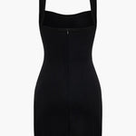Amara | Elegante Zwarte Minidress met Gouden Ceintuur – Tijdloze Raffinement voor Stijlvolle Optredens