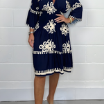 Elegante jurk met patroon en V-hals – perfect voor elke gelegenheid