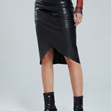 Edwina | Figurbetonende Kunstlederen Midirok met Asymmetrische Wickeloptiek