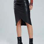 Edwina | Figurbetonende Kunstlederen Midirok met Asymmetrische Wickeloptiek