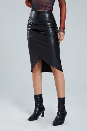 Edwina | Figurbetonende Kunstlederen Midirok met Asymmetrische Wickeloptiek