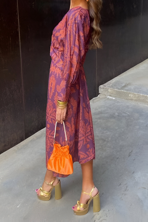 Elegante midi-jurk met twist-detail en bloemmotief – Tijdloos en stijlvol