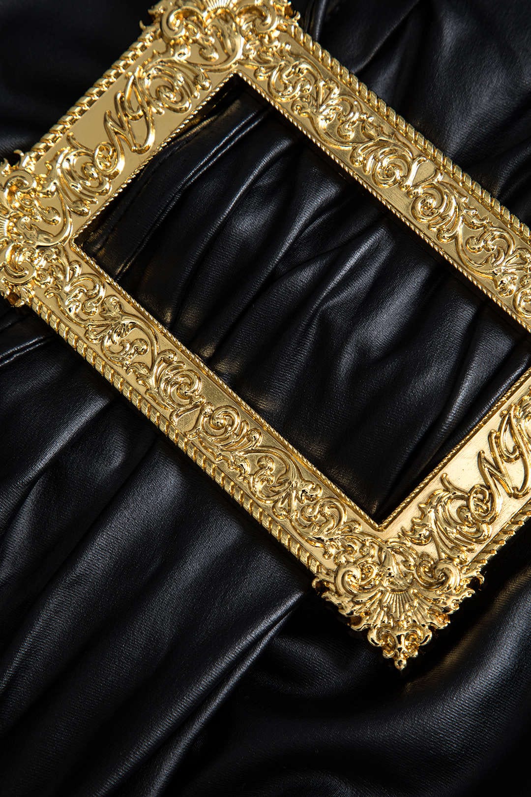 Lyra | Figuuraccentuerende Kunstlederen Minirok met asymmetrische Drapering en gouden Decoratiespeld