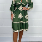Elegante jurk met patroon en V-hals – perfect voor elke gelegenheid