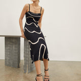 Maisie | Figuuraccentuerende midijurk met abstract patroon en delicate spaghettibandjes