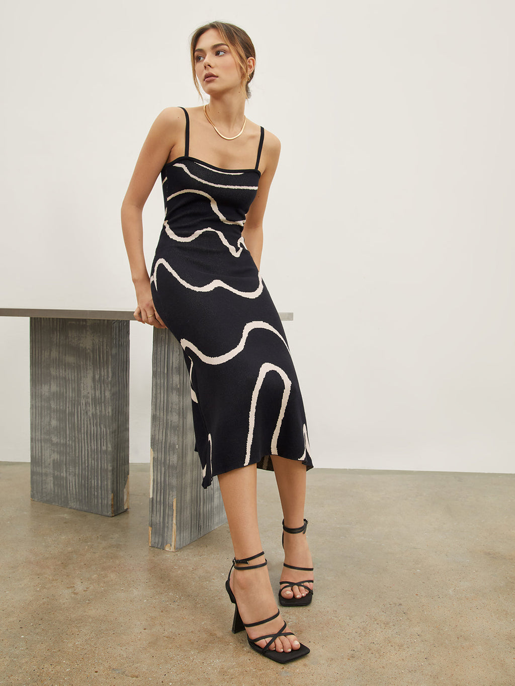 Maisie | Figuuraccentuerende midijurk met abstract patroon en delicate spaghettibandjes