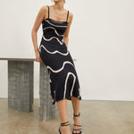 Maisie | Figuuraccentuerende midijurk met abstract patroon en delicate spaghettibandjes
