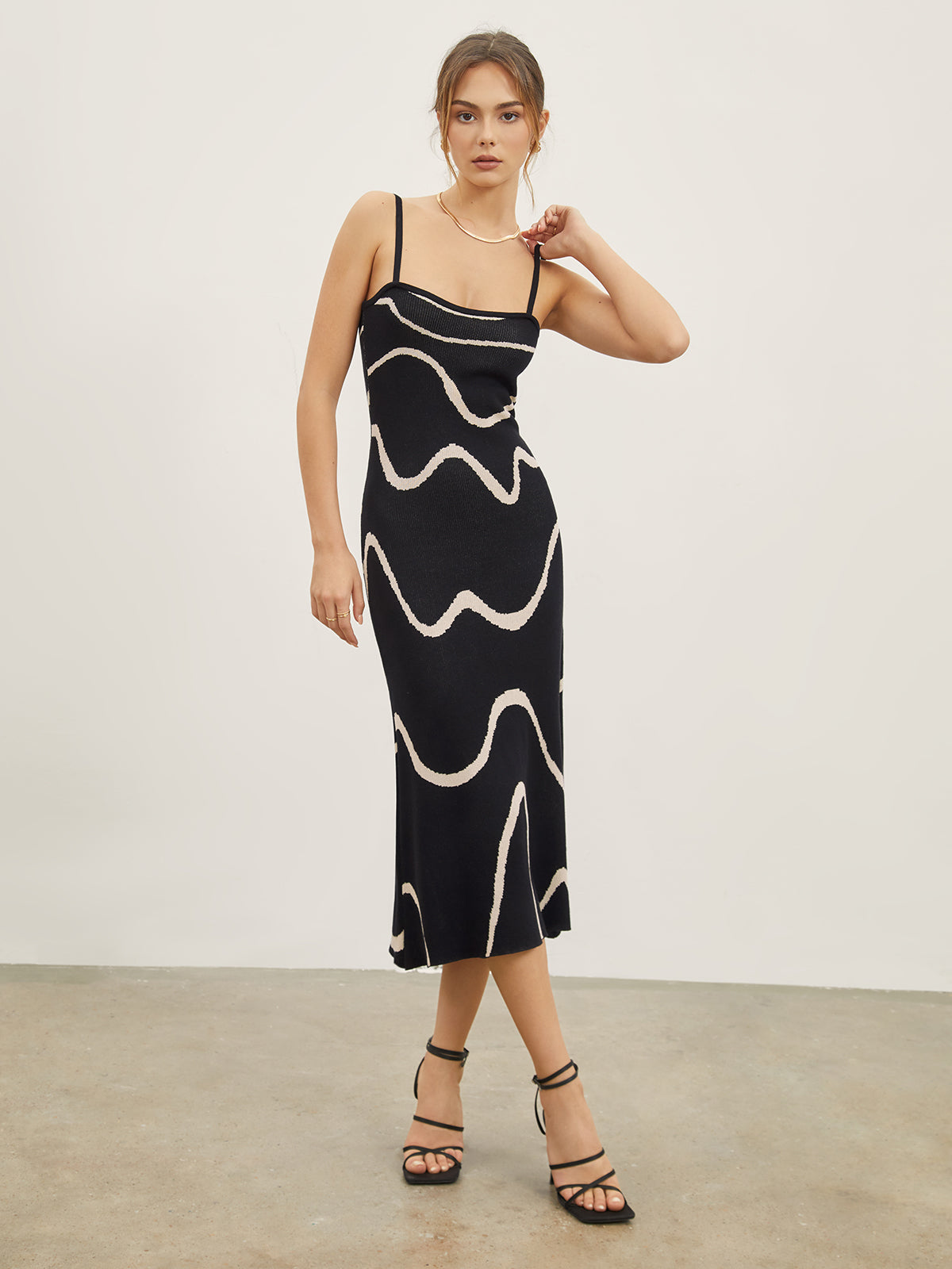 Maisie | Figuuraccentuerende midijurk met abstract patroon en delicate spaghettibandjes