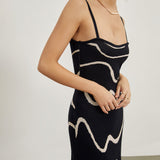 Maisie | Figuuraccentuerende midijurk met abstract patroon en delicate spaghettibandjes