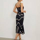 Maisie | Figuuraccentuerende midijurk met abstract patroon en delicate spaghettibandjes