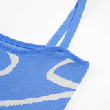 Maisie | Figuuraccentuerende midijurk met abstract patroon en delicate spaghettibandjes