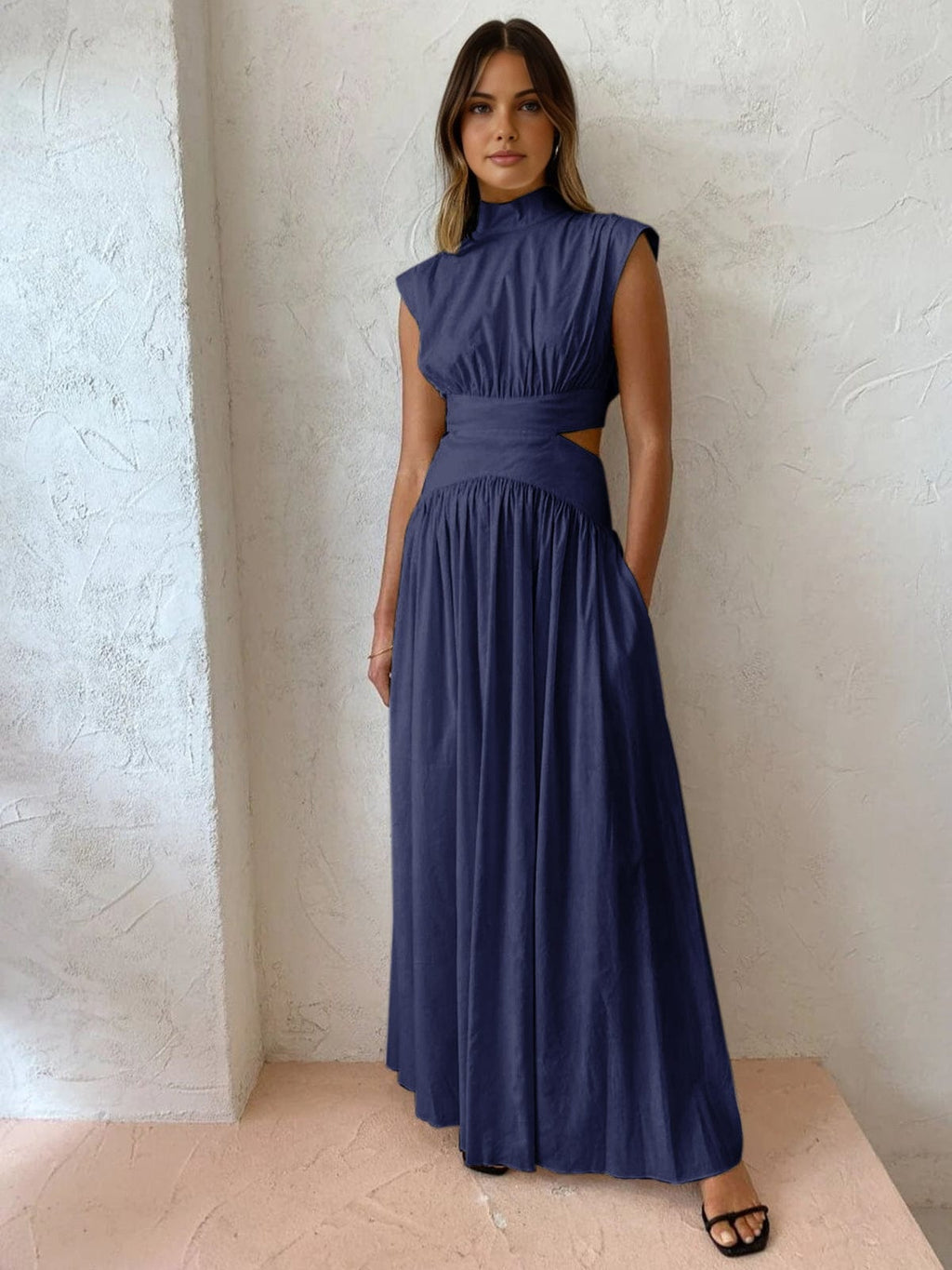 Leni |  Hoge Kraag Maxikleed met Cut-Outs – Modern & Verfijnd