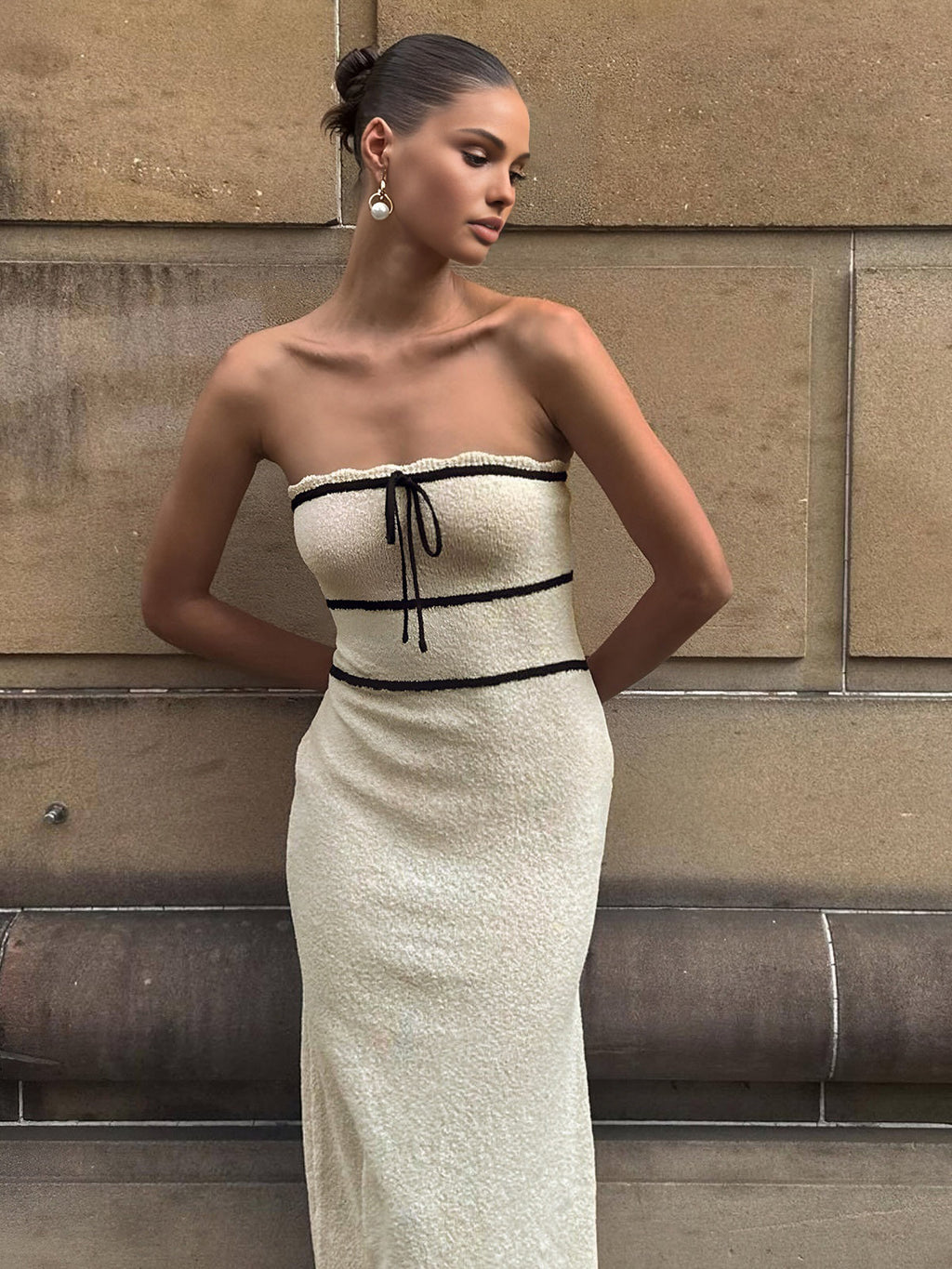Amelie | Schouderloos Bouclé-jurk in Crème met Contrastpaspels