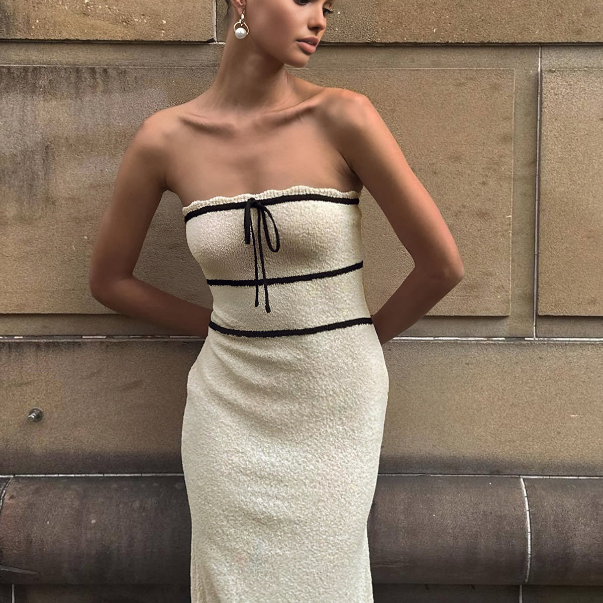 Amelie | Schouderloos Bouclé-jurk in Crème met Contrastpaspels