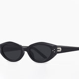 Smalle Ovale Zonnebril met Minimalistisch Design en UV Bescherming