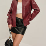 Bordeauxrode Kunstlederjacke