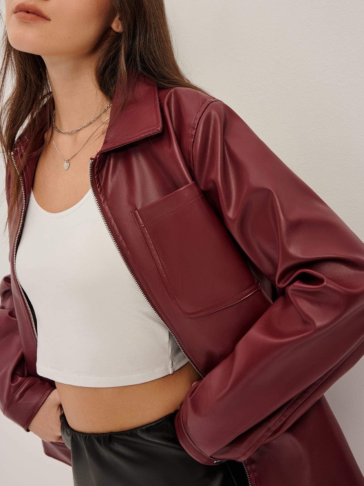 Bordeauxrode Kunstlederjacke