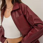 Bordeauxrode Kunstlederjacke