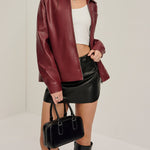 Bordeauxrode Kunstlederjacke