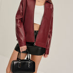 Bordeauxrode Kunstlederjacke