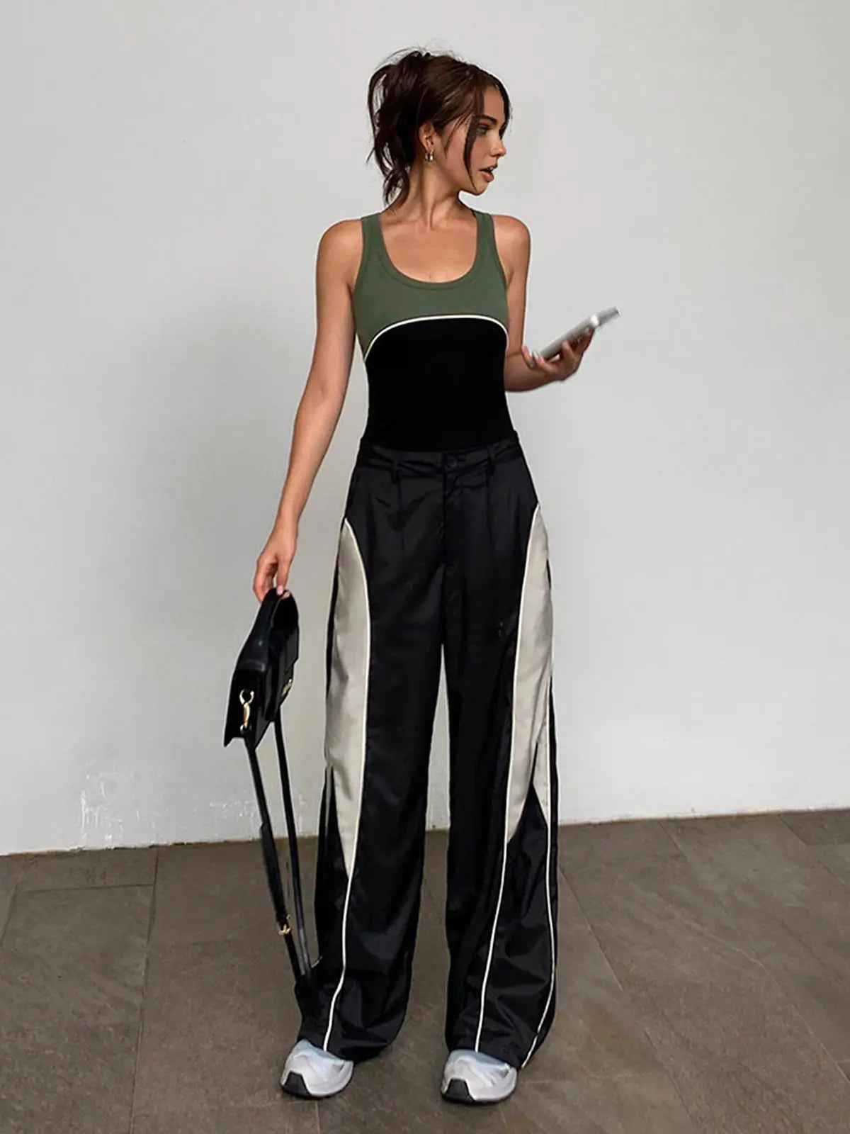 Viola | Joggingbroek met wijde pijpen en gedurfde zijstreep-detail