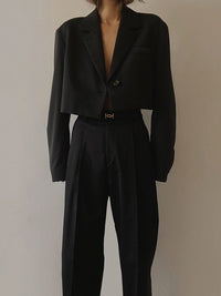 Selina | Trendy zwarte cropped blazer voor dames als kantooroutfit