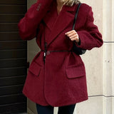 Ursula | Winter Plus Size Mantel van rode wol met een tailleband
