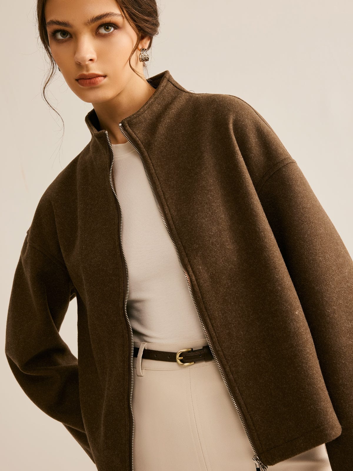 Lia | Korte bruine jas met staande kraag – Minimalistisch en elegant