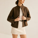 Lia | Korte bruine jas met staande kraag – Minimalistisch en elegant