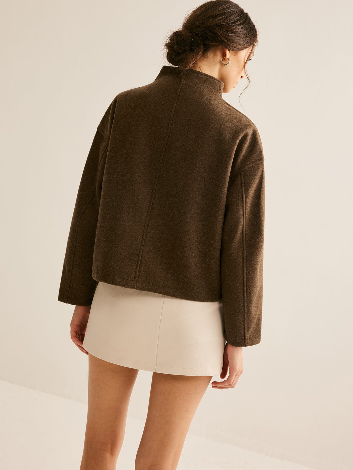 Lia | Korte bruine jas met staande kraag – Minimalistisch en elegant