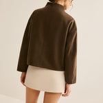 Lia | Korte bruine jas met staande kraag – Minimalistisch en elegant