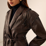 Valeria | Taillierter Lederblazer met Ceintuur – Elegant & Modern
