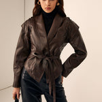 Valeria | Taillierter Lederblazer met Ceintuur – Elegant & Modern