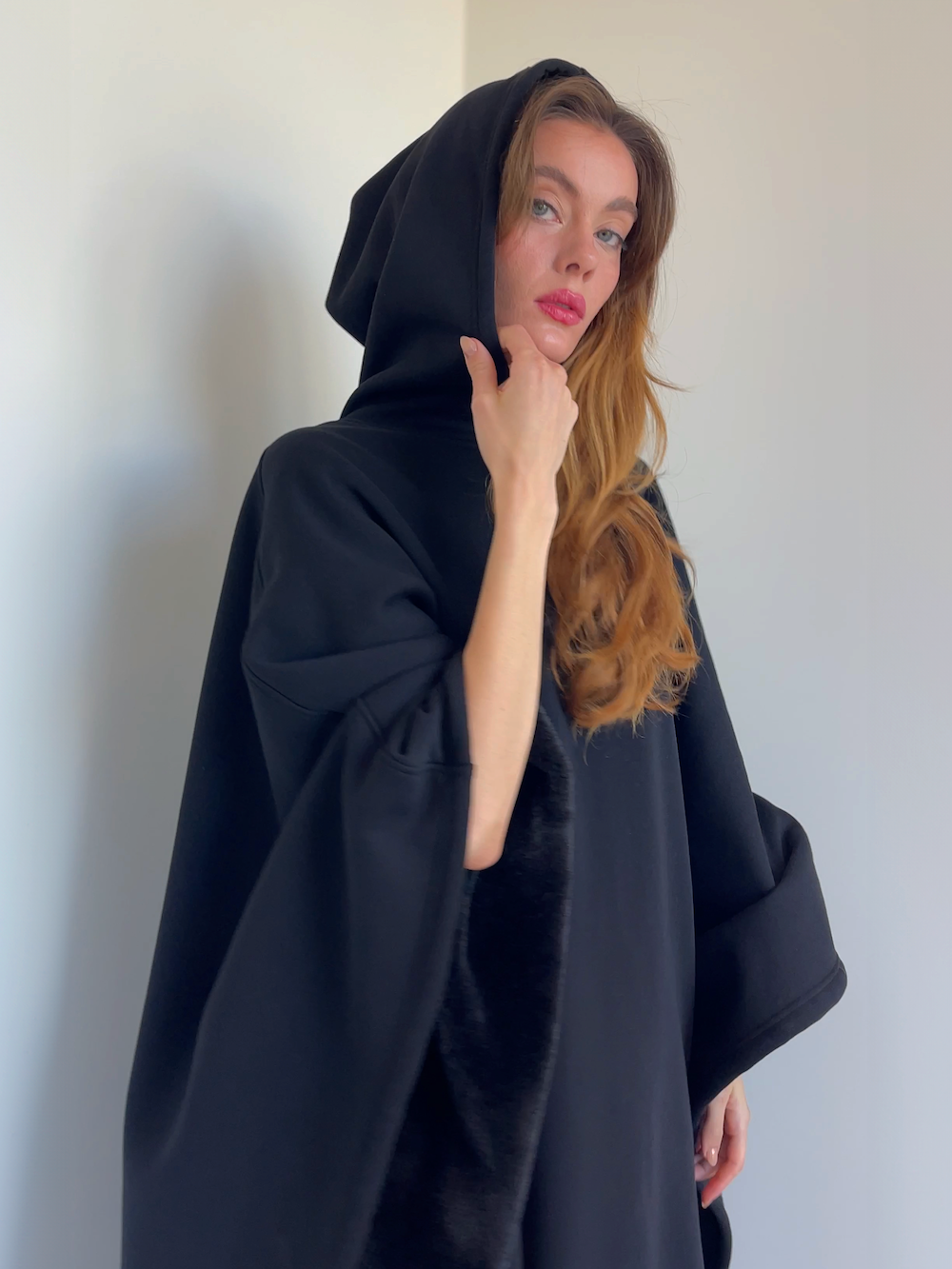 Patricia™ Luxe Fleece Poncho met Capuchon