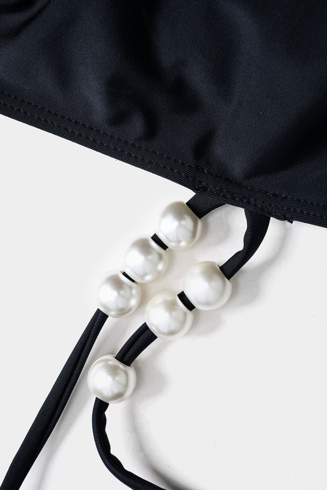 Meredith | Drie-delig Bikini-set met Wikkelband-Design, Pareldetails en Transparante Pareo